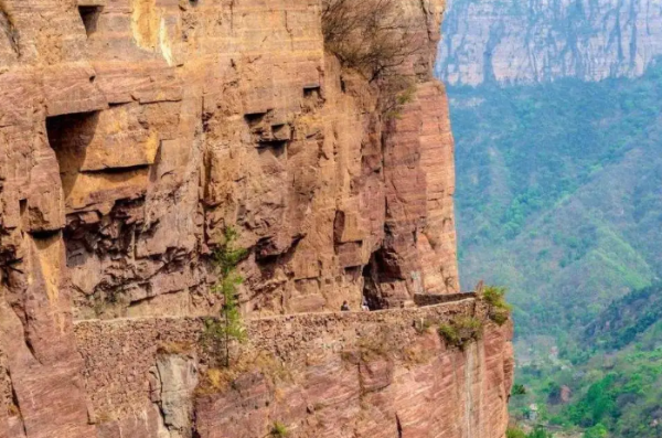 中国工程师修建悬崖工程，如何让挖掘机爬上去?镜头拍下全过程!